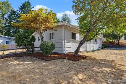 2618 NE 9th St, Renton, WA 98056 - Photo 3