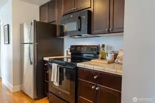 209 N 39th St, Seattle, WA 98103 - Photo 7