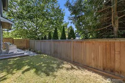 8817 Densmore Avenue N, Seattle, WA 98103 - Photo 13