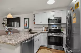 411 N 90th St, Seattle, WA 98103 - Photo 9