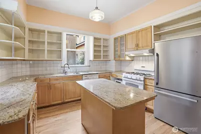 6238 Woodlawn Avenue N, Seattle, WA 98103 - Photo 11