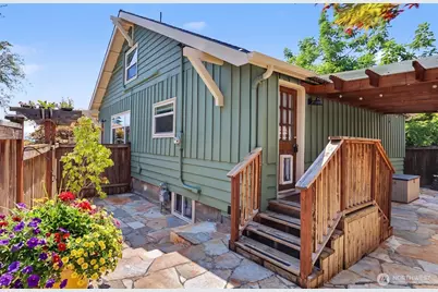1326 N 40th Street, Seattle, WA 98103 - Photo 1