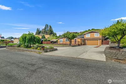 390 Sunnyslope Heights Road, Wenatchee, WA 98801 - Photo 1