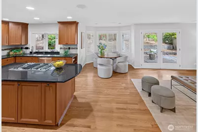 1010 106th Avenue SE, Bellevue, WA 98004 - Photo 3