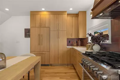 2903 3rd Avenue N, Seattle, WA 98109 - Photo 9