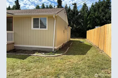 325 Hawthorne Street, Burlington, WA 98233 - Photo 5