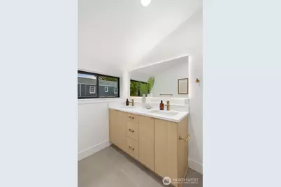 9026 Corliss Avenue N, Seattle, WA 98103 - Photo 17