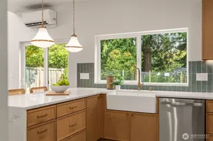 10530 Ashworth Ave N, Seattle, WA 98133 - Photo 11