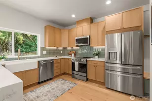 10530 Ashworth Ave N, Seattle, WA 98133 - Photo 9