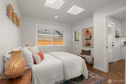 10530 Ashworth Avenue N, Seattle, WA 98133 - Photo 13