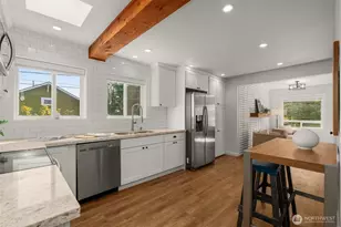 10530 Ashworth Ave N, Seattle, WA 98133 - Photo 9