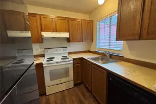 1915 E Spruce St, Seattle, WA 98122 - Photo 3
