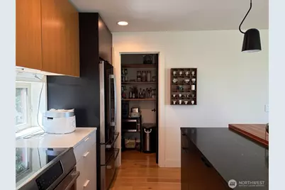 105 NE 40th Street, Seattle, WA 98105 - Photo 7