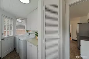 819 NE 100th St, Seattle, WA 98125 - Photo 9