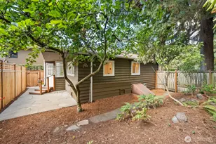 819 NE 100th St, Seattle, WA 98125 - Photo 17
