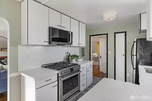 1022 NE 72nd St, Seattle, WA 98115 - Photo 9