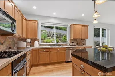 25303 NE 3rd Place, Sammamish, WA 98074 - Photo 9