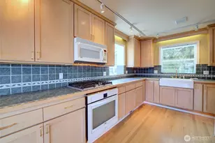 9942 Rainier Ave S, Seattle, WA 98118 - Photo 13