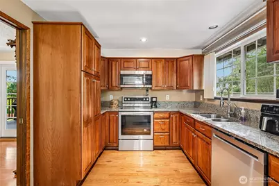 8621 Vistarama Avenue, Everett, WA 98208 - Photo 9
