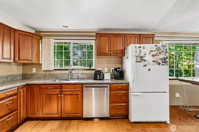 8621 Vistarama Avenue, Everett, WA 98208 - Photo 11