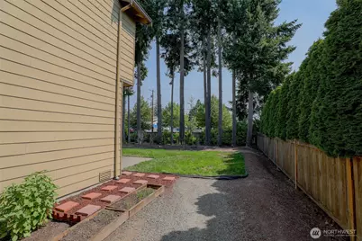 208 Ilwaco Place SE, Renton, WA 98059 - Photo 35
