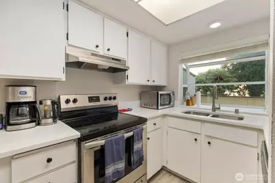 11802 98th Avenue NE #B6, Kirkland, WA 98034 - Photo 9