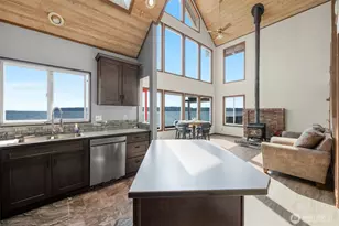 14 S Beach Dr, Everett, WA 98206 - Photo 5