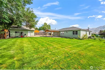 225 SE 1st Street, East Wenatchee, WA 98802 - Photo 3