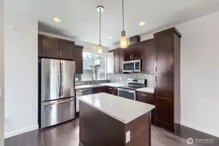 911 N 104th St, Seattle, WA 98133 - Photo 9