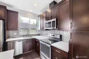 911 N 104th St, Seattle, WA 98133 - Photo 13