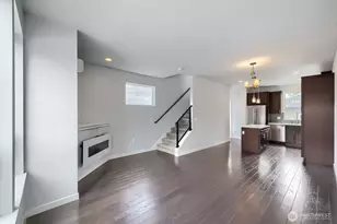 911 N 104th St, Seattle, WA 98133 - Photo 7