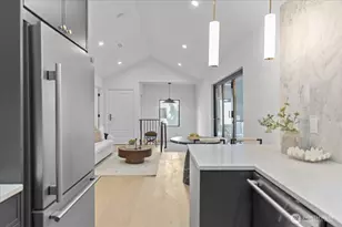4011 SW Maryland Pl, Seattle, WA 98116 - Photo 9