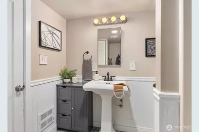 8106 8th Avenue NW, Seattle, WA 98117 - Photo 15
