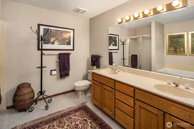 10209 NE 19th Place #D2, Bellevue, WA 98004 - Photo 25
