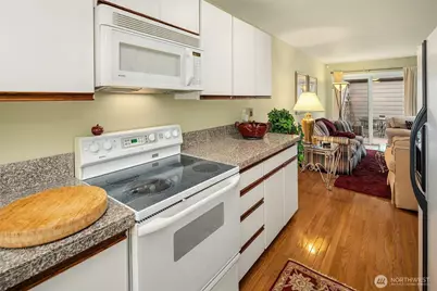 10209 NE 19th Place #D2, Bellevue, WA 98004 - Photo 17