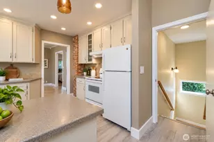 825 NE 75th St, Seattle, WA 98115 - Photo 15