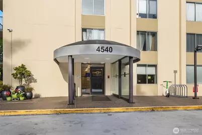 4540 8th Avenue NE #801, Seattle, WA 98105 - Photo 33