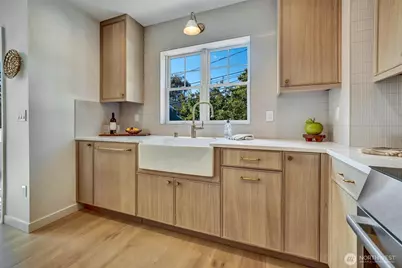 5549 B 34th Avenue NE, Seattle, WA 98105 - Photo 11