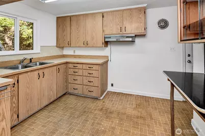 12004 5th Ave NE, Seattle, WA 98125 - Photo 9