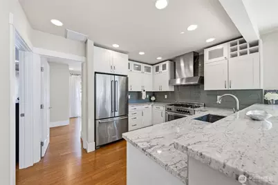 7526 Roosevelt Way NE, Seattle, WA 98115 - Photo 9