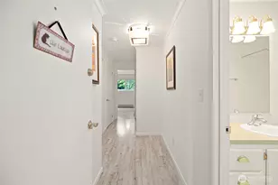 914 6th Ave N, Seattle, WA 98109 - Photo 5