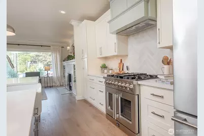 3820 Burke Avenue N, Seattle, WA 98103 - Photo 11