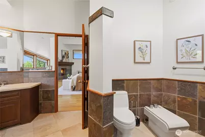 8279 W Mercer Way, Mercer Island, WA 98040 - Photo 23