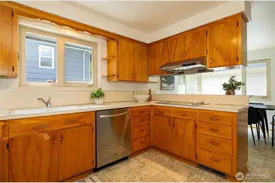 9815 Roosevelt Way NE, Seattle, WA 98115 - Photo 11