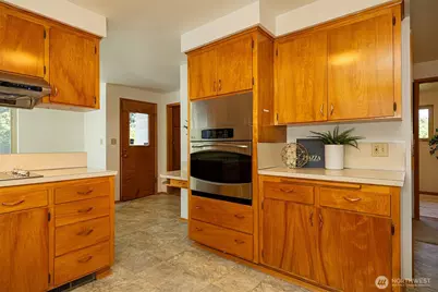 9815 Roosevelt Way NE, Seattle, WA 98115 - Photo 13