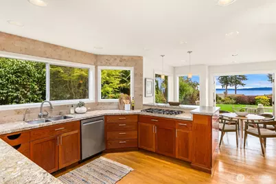 10017 Edgecombe Place NE, Bainbridge Island, WA 98110 - Photo 15