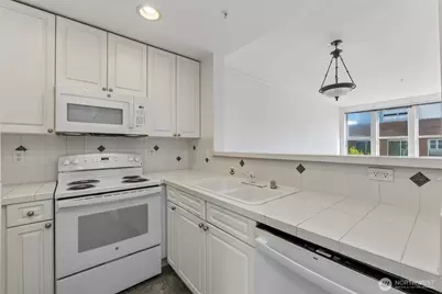 4343 Roosevelt Way NE #608, Seattle, WA 98105 - Photo 15
