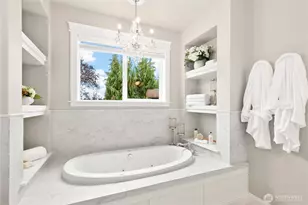 9831 NE 16th St, Bellevue, WA 98004 - Photo 29