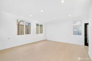 1220 NE 100th St, Seattle, WA 98125 - Photo 9