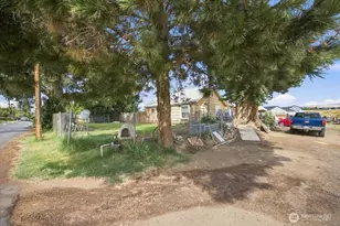 703 N 5th St, Grandview, WA 98930 - Photo 25